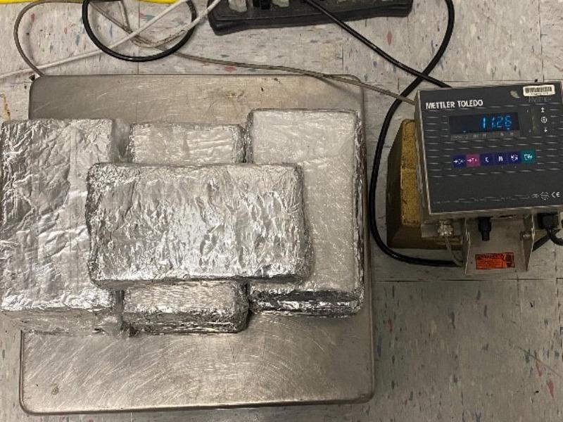 Decomisaron 25 libras de cocaína en el Puente Dos, un ciudadano americano fue detenido