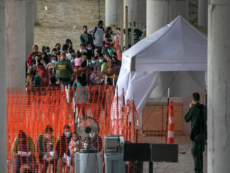 Cerca de mil migrantes fueron retenidos bajo el Puente de Mission, Texas, en medio de la crisis fronteriza (video)