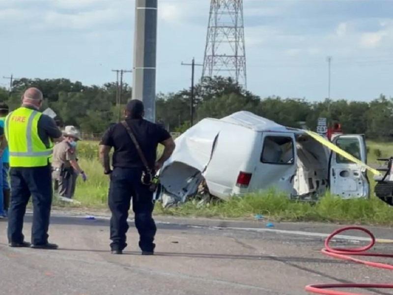 Mueren al menos 11 tras accidente de camioneta que transportaba migrantes en Texas