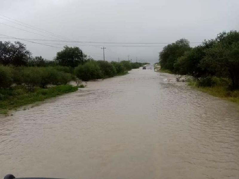Cierran circulación de la carretera Allende-Villa Unión por desbordamiento de arroyos 