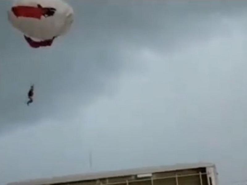 ¡El susto de su vida! joven turista cae de parachute en Puerto Vallarta (VIDEO)