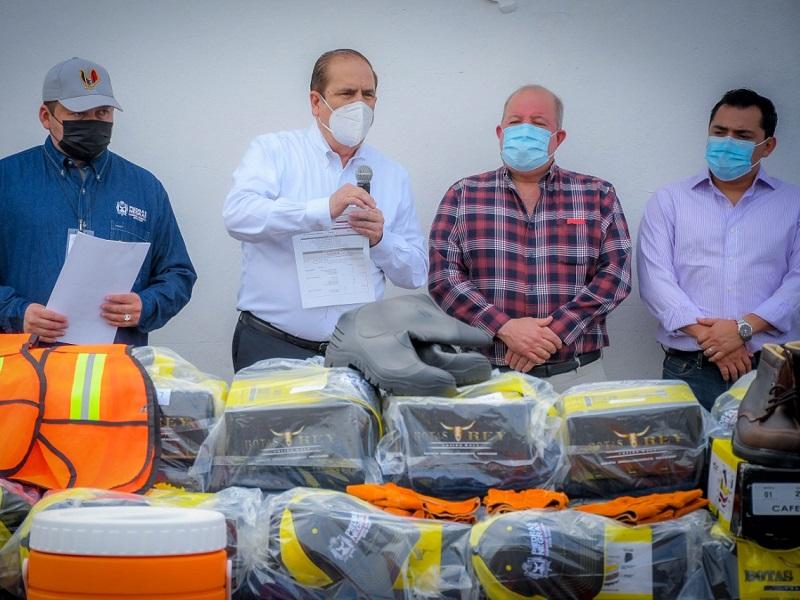 Alcalde e integrantes del cabildo entregan nuevo contrato colectivo de trabajo y uniformes al sindicato de Obras P&uacute;blicas