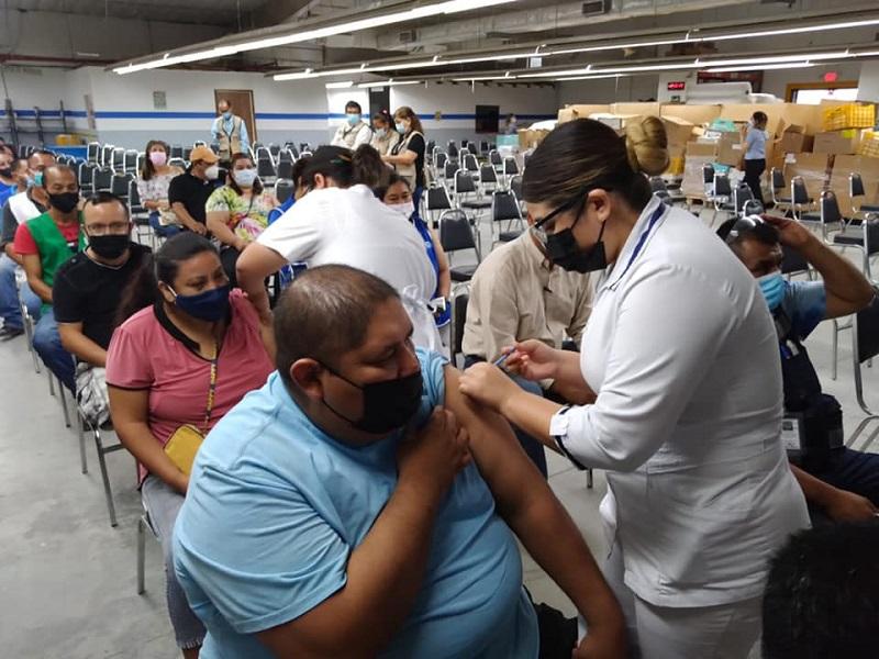 Vacunar&aacute;n a trabajadores en la Ruta Empresarial el martes en Piedras Negras, ya cuentan con el biol&oacute;gico de Pfizer (video)