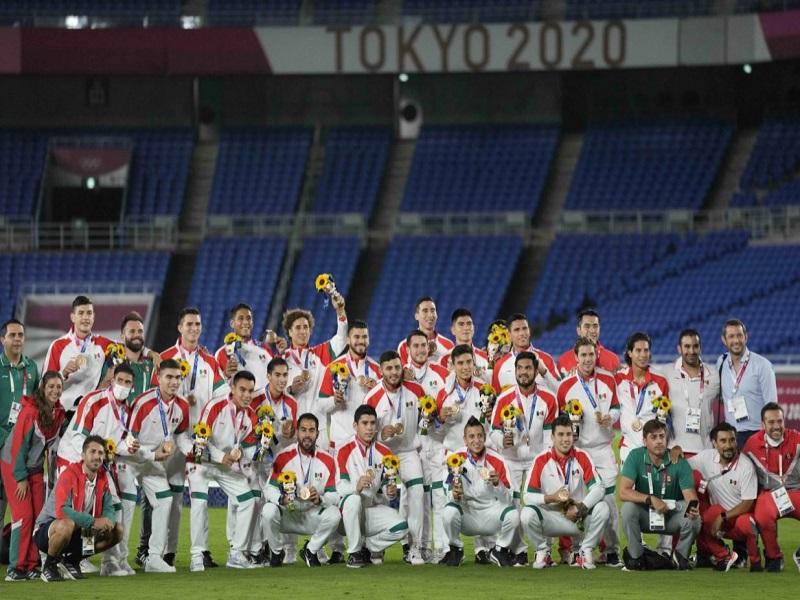 M&eacute;xico recibe la medalla de bronce en futbol varonil de Tokio 2020