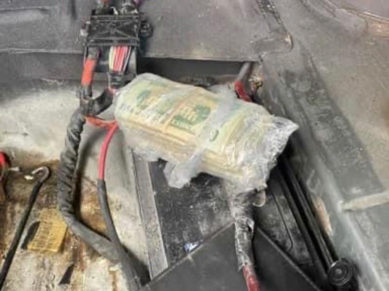 Patrulleros del Sheriff confiscaron casi 15 mil dólares ocultos en la cajuela de un automóvil 