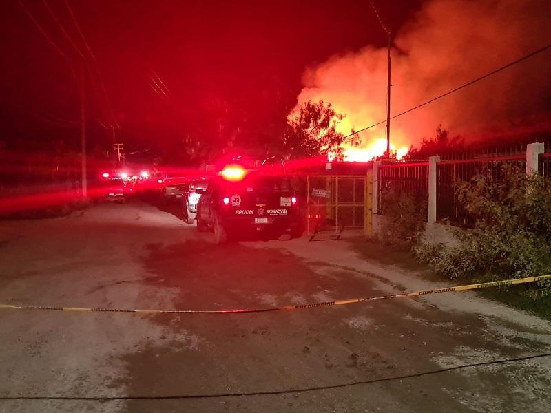 Voraz incendio acaba con tarimera en Villa de Fuente (video)