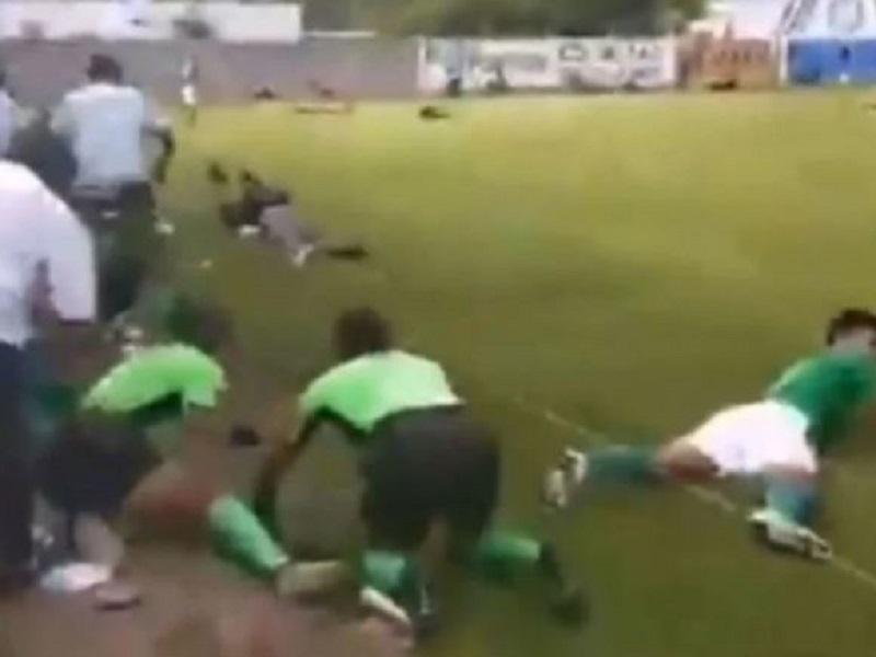 Con cuerno de chivo matan a tres en partido de futbol, en Guanajuato (video)