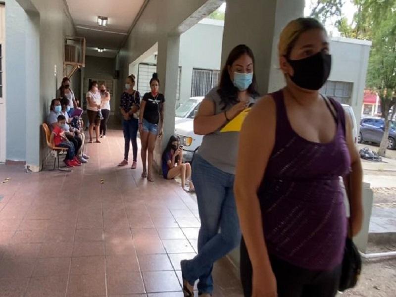 Saturan oficinas de educaci&oacute;n madres que no inscribieron a sus hijos durante el per&iacute;odo establecido (video)