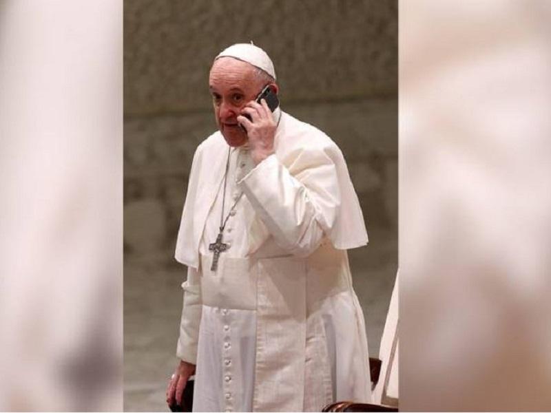 Papa Francisco interrumpe audiencia pública para atender una llamada telefónica