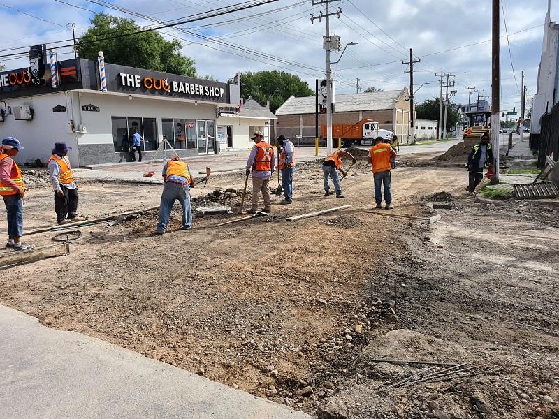 Para evitar m&aacute;s da&ntilde;os al pavimento, aplican concreto hidr&aacute;ulico en tramos de la Avenida Progreso 
