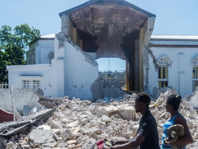 Aumenta a mil 300 muertos tras terremoto en Hait&iacute; y 5 mil 700 heridos; sigue la b&uacute;squeda