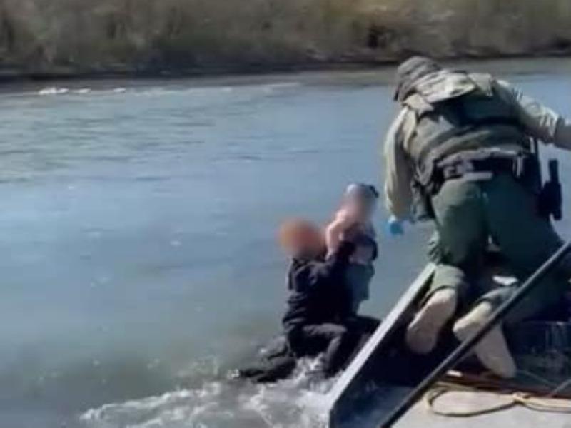 Rescataron a menor a punto de ahogarse en el río Bravo cerca del Puente Uno
