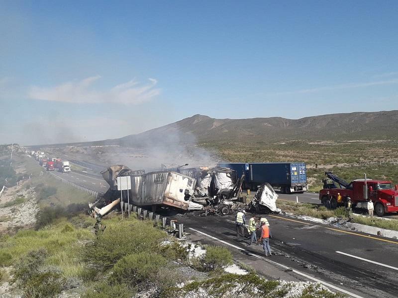 Fuerte choque entre tráileres termina en incendio en la Saltillo-Torreón