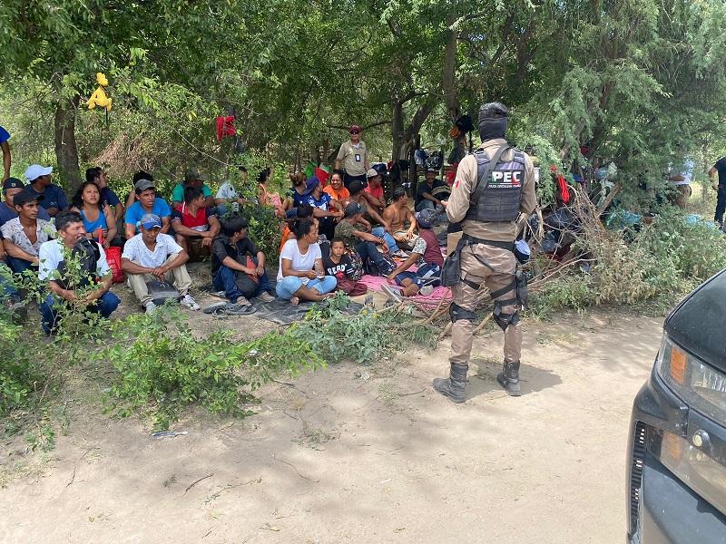 Autoridades policiacas y de migración aseguraron a 50 indocumentados en las vegas del río Bravo en Piedras Negras