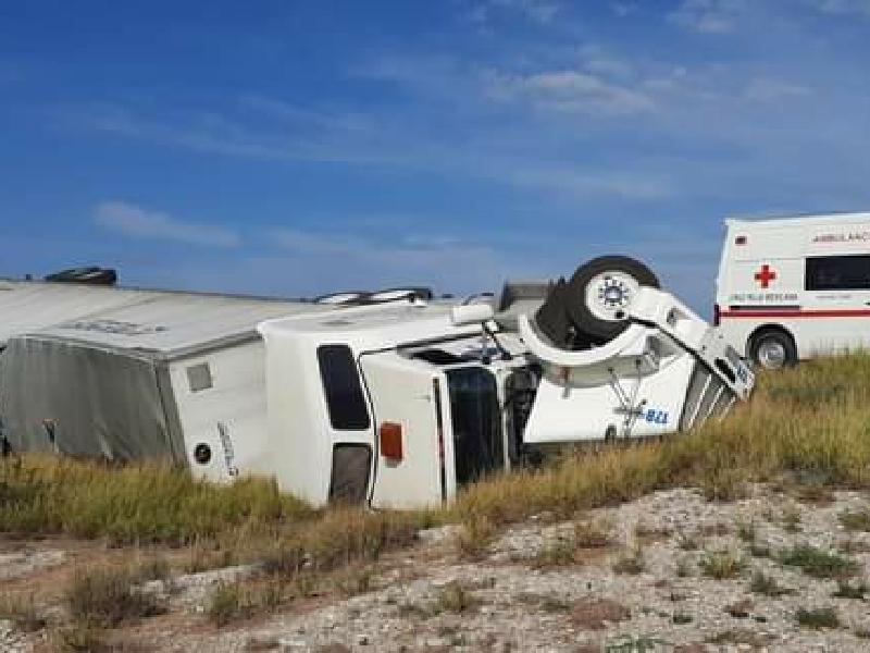 Vuelca tráiler en la autopista premier, el chofer resulta ileso 