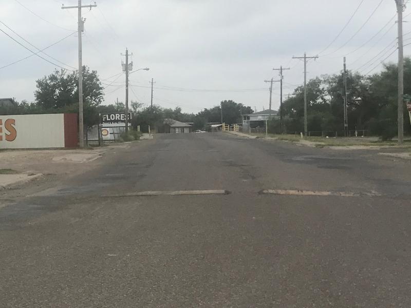 Se retrasa reparaci&oacute;n de la calle Memo Robinson en el condado de Maverick