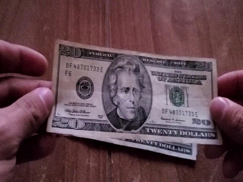 Cliente paga con un billete falso de 20 dólares en un centro comercial de Piedras Negras