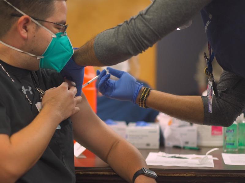 Estar vacunados podría ser requisito para ingresar a sitios públicos en Eagle Pass