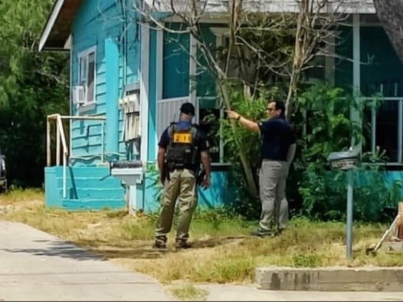 Arrestan a tres tras cateos del FBI en Eagle Pass, las casas son propiedad de una detective