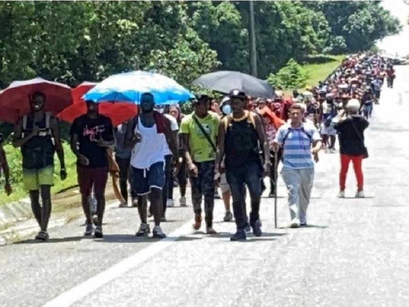 Migrantes reanudan caravana desde Chiapas hacia Estados Unidos