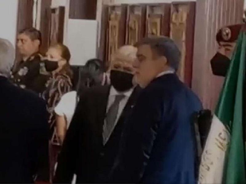 Entre versiones de salida, Julio Scherer asiste a informe de AMLO en Palacio Nacional