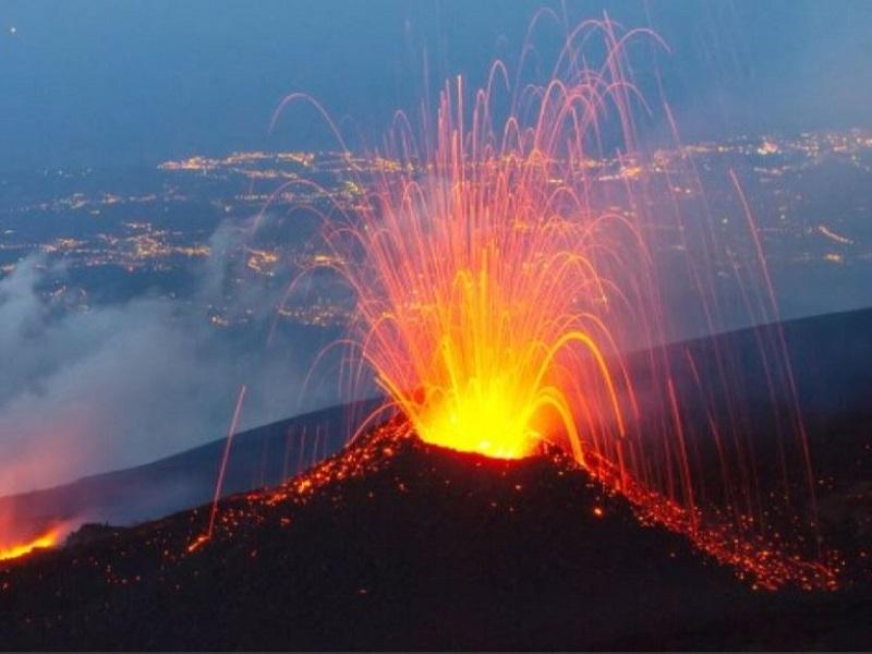 El volc&aacute;n Etna entra en erupci&oacute;n en Italia por quincuag&eacute;sima vez en 2021