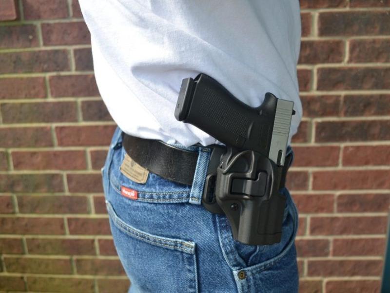 Mayores de 21 años ya pueden portar armas de fuego a plena vista en Texas