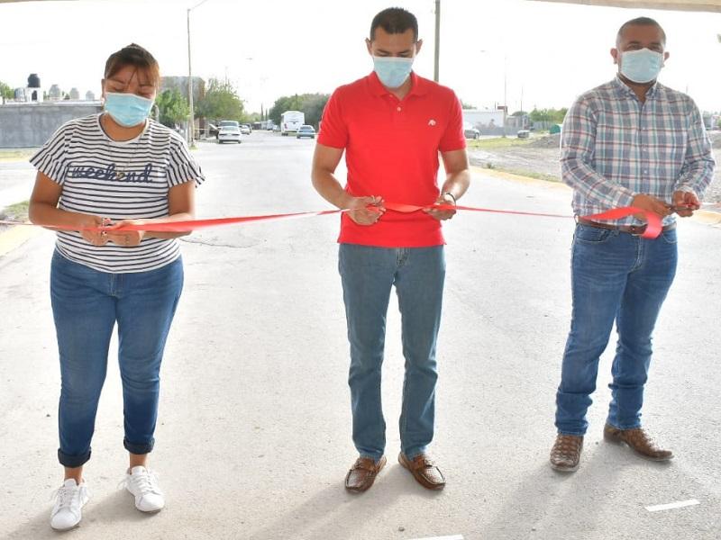 Alcalde Sergio Vel&aacute;zquez entrega recarpeteo de la calle Gertrudis en Nava