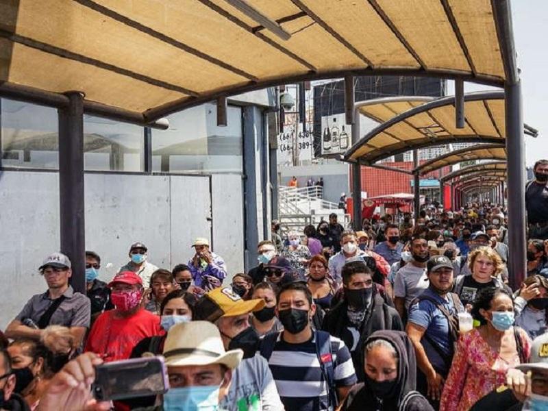 Por engaño, migrantes intentan hacer cruce masivo hacia EU desde Tijuana