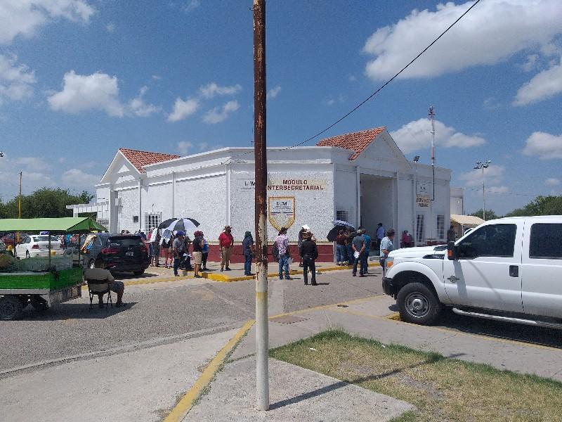 Aumenta afluencia de paisanos en el m&oacute;dulo de Banjercito en Allende por fin de semana largo en EU