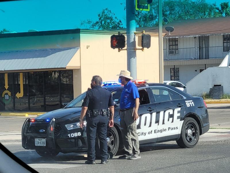 Localizaron a mujer sin vida en el exterior de una oficina en la calle Main de Eagle Pass