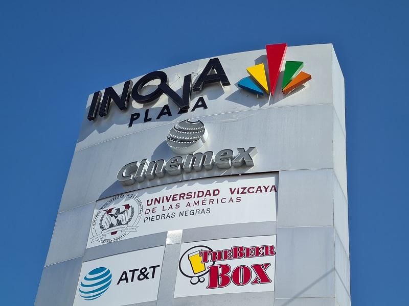 Temen por ca&iacute;da de parte de un anuncio en plaza comercial (video)