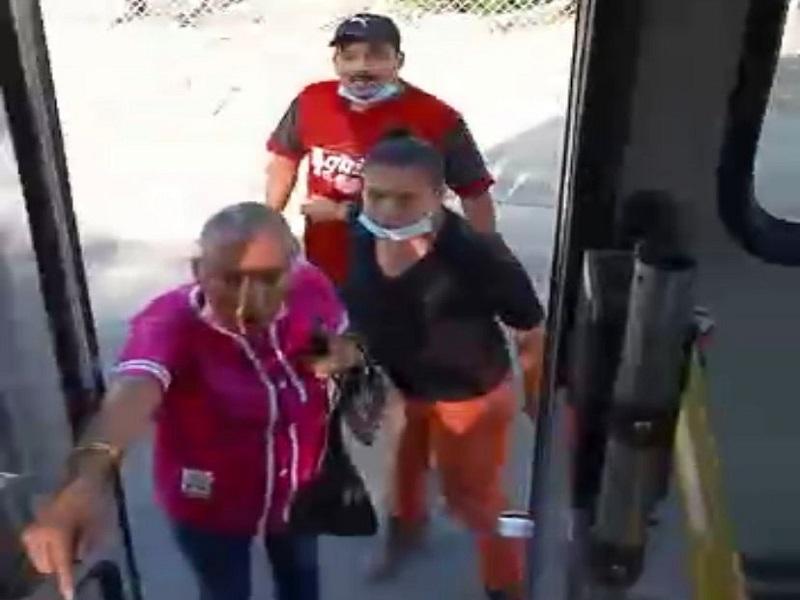 Operadores de la ruta urbana protagonizan bochornoso altercado en la v&iacute;a p&uacute;blica en Piedras Negras (video)