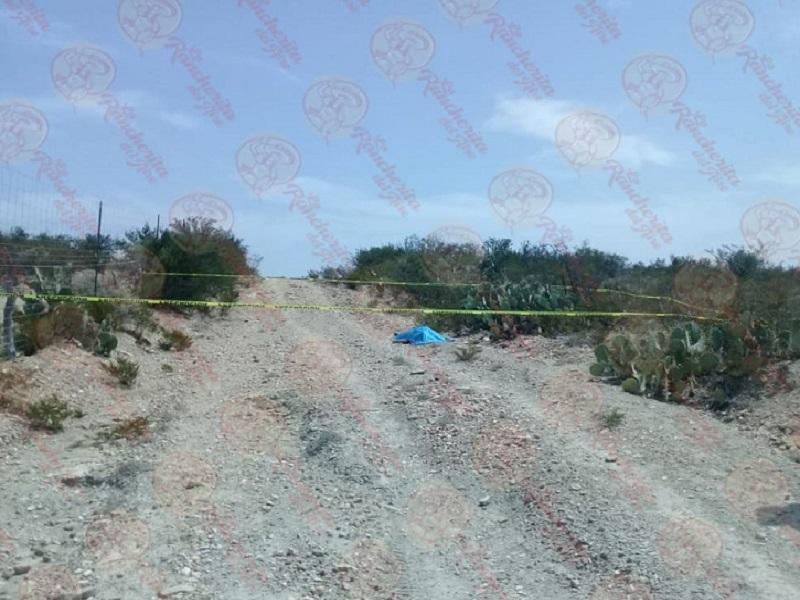 Hallan a un hombre muerto en brecha del municipio de Guerrero