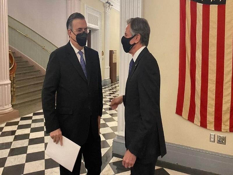 Ebrard entrega carta de AMLO para Biden sobre migraci&oacute;n a secretario de Estado de EU