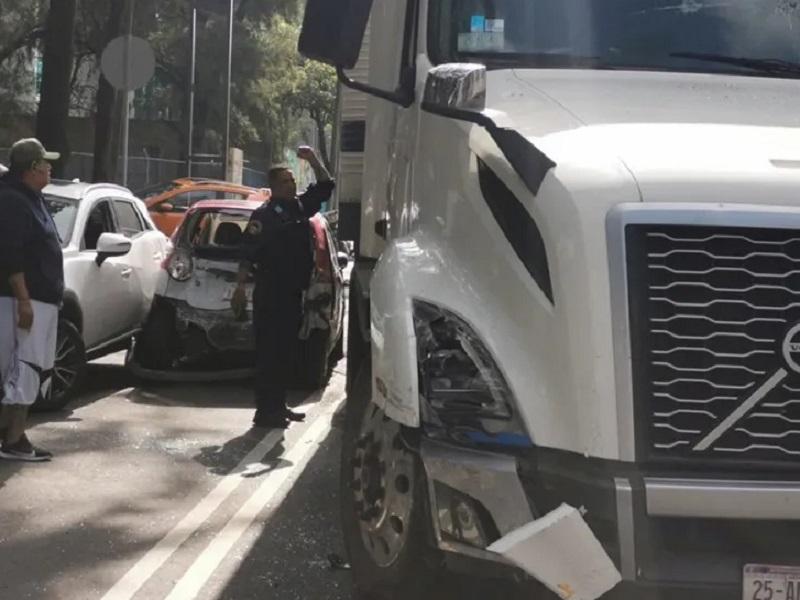 Tráiler embiste a varios vehículos en Iztacalco al huir de accidente en la México-Puebla  (video)