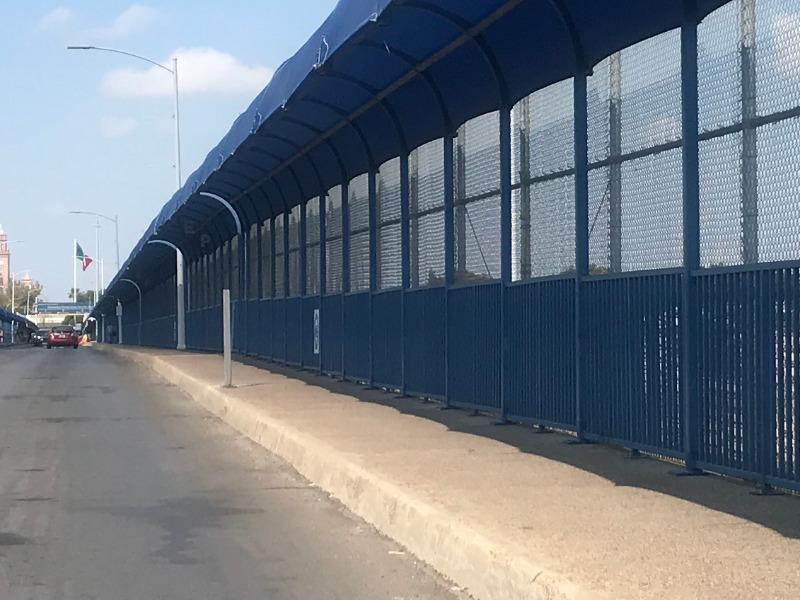 Instalan barandal de protecci&oacute;n para peatones en el Puente Uno, el port&oacute;n ser&aacute; movido hasta la guardarraya