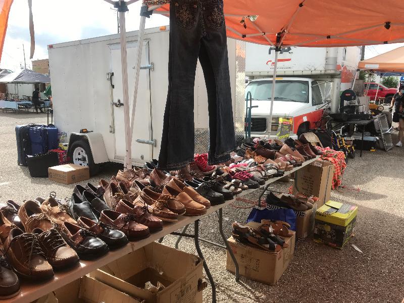 Ya deben dejar pasar a los compradores mexicanos, opinan comerciantes del centro de Eagle Pass (VIDEO)
