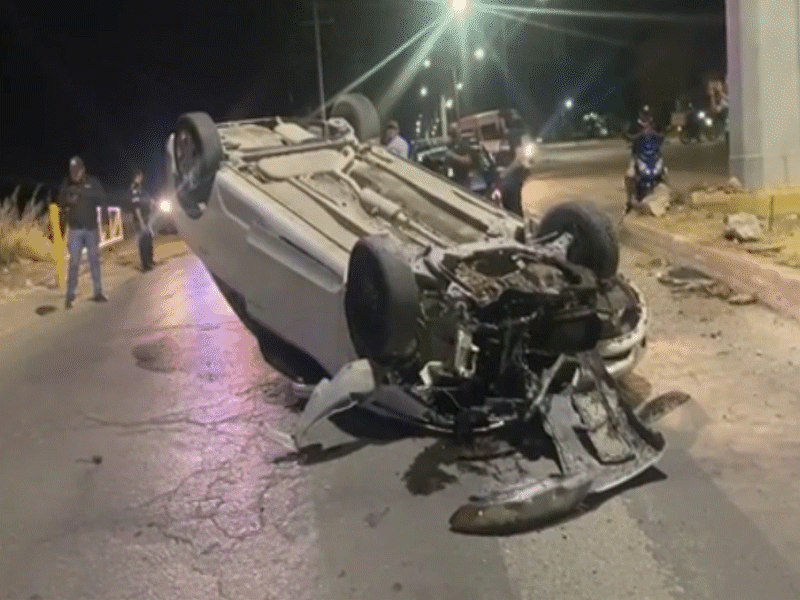 No han reclamado vehículo volcado y abandonado en Piedras Negras