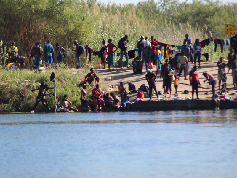 Llega caravana con más de 2 mil migrantes a Acuña, la mayoría haitianos; acampan en las márgenes del río Bravo (video)
