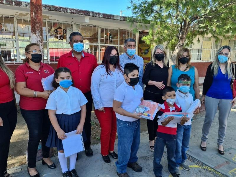 La alcaldesa electa Norma Trevi&ntilde;o entrega &uacute;tiles escolares a alumnos de la escuela primaria Juan Antonio De la Fuente 