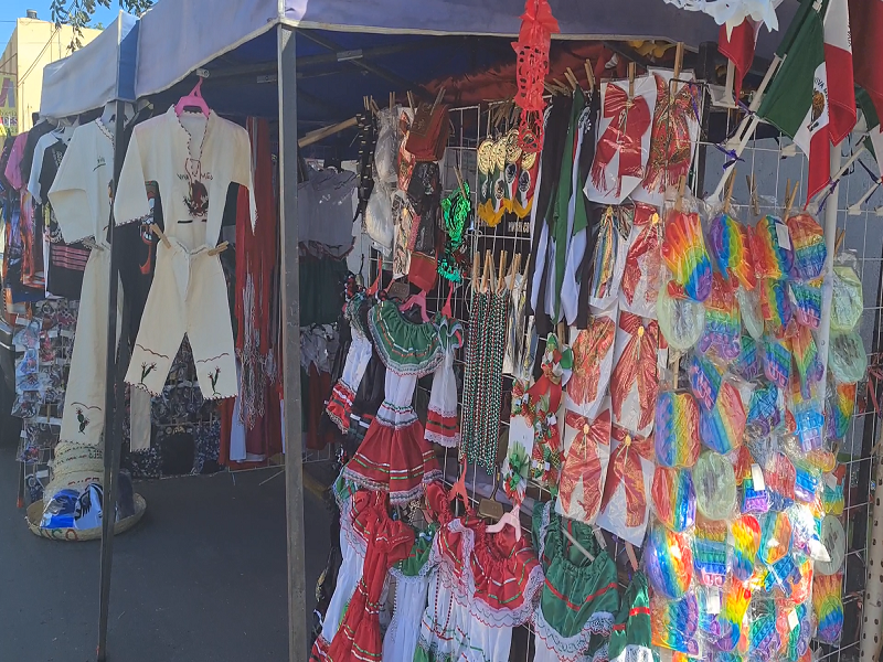 Reportan bajas ventas de art&iacute;culos alusivos a la Independencia de M&eacute;xico (video)