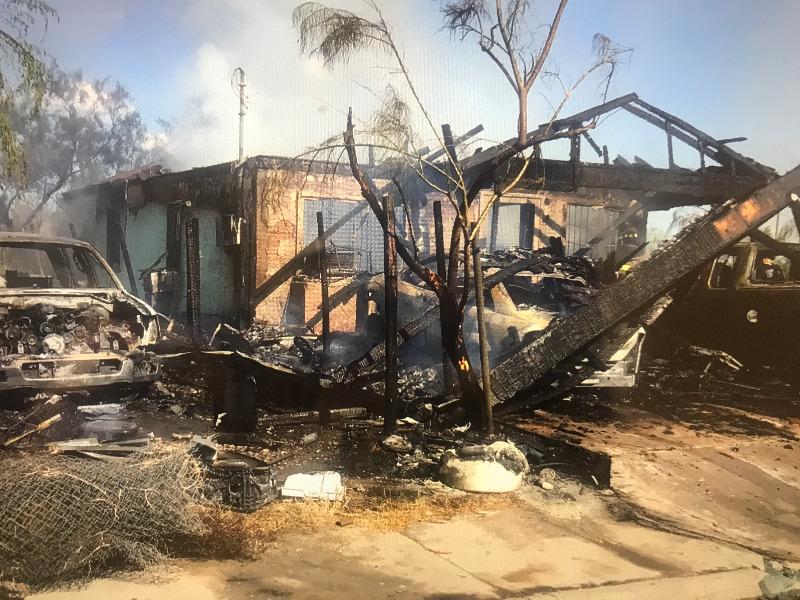 Incendio destruyó por completo una vivienda y tres automóviles al sur de Eagle Pass, fue provocado por un corto circuito (VIDEO)