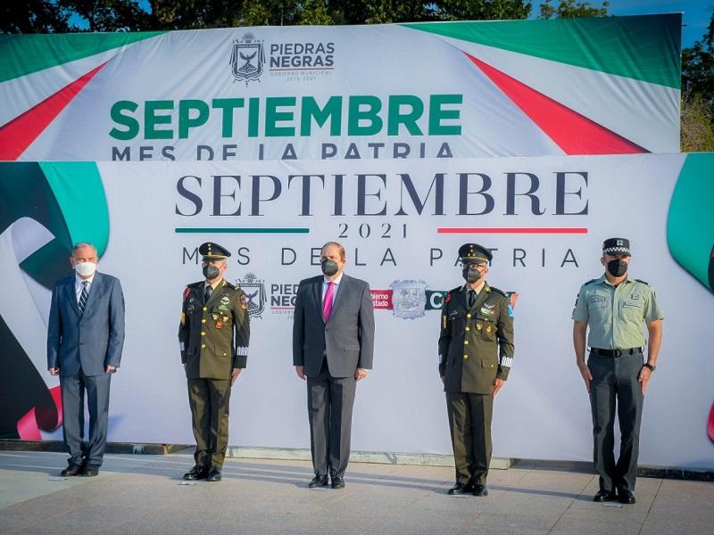 Alcalde CBG y autoridades militares encabezan ceremonia de Izamiento de Bandera por 211 aniversario del inicio de la Independencia de M&eacute;xico