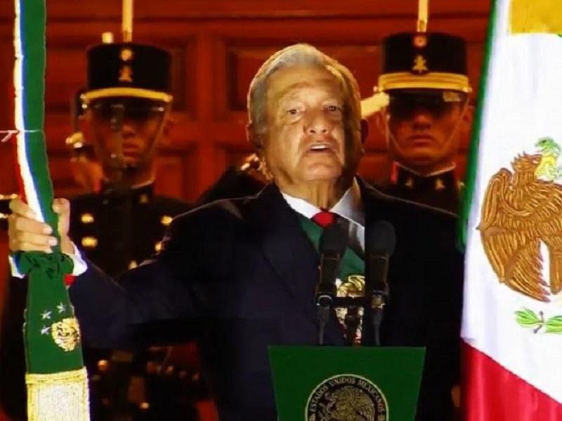 &iexcl;Viva la democracia, viva la honestidad!: AMLO da Grito de Independencia desde el Z&oacute;calo capitalino