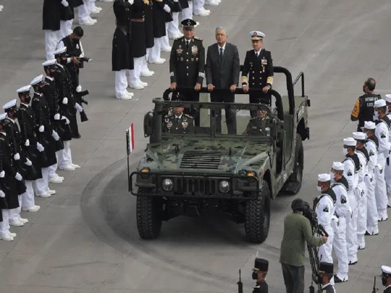 L&oacute;pez Obrador encabeza Desfile Militar de Independencia junto al presidente de Cuba, Miguel D&iacute;az-Canel