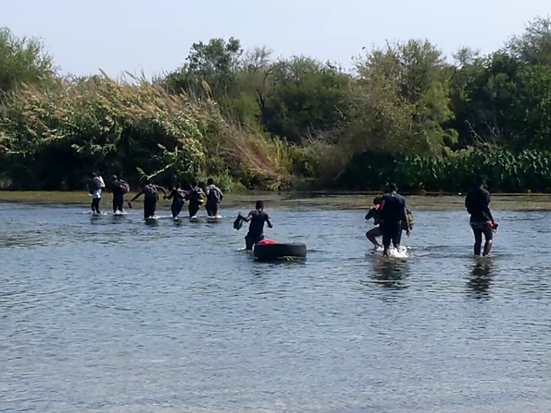 Sin control cruce de migrantes haitianos por el r&iacute;o Bravo en Acu&ntilde;a, suman varios muertos