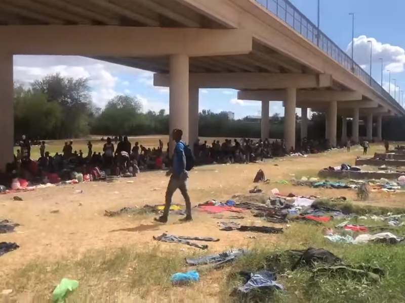 Gobernador de Texas pide cerrar seis entradas con México por ola de migrantes; la decisión debe ser federal
