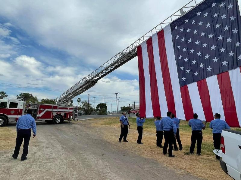 Polic&iacute;as y bomberos de Eagle Pass dieron emotiva despedida al joven Matthew Fuentes que muri&oacute; en accidente carretero