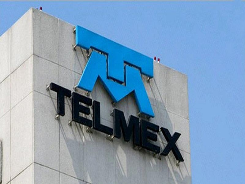 Se quejan usuarios de Telmex por tener que soportar altas temperaturas y  largas filas al exterior